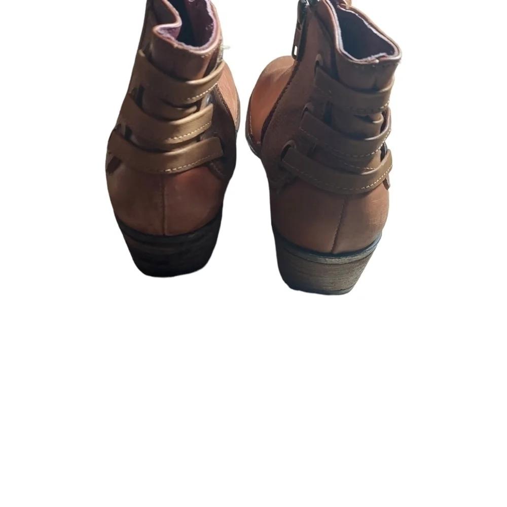 10 Sterling River‎ brown booties